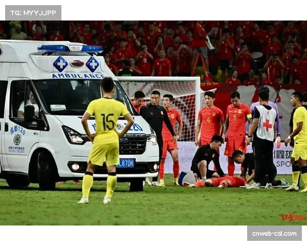 暖心一幕:球童不慎滑倒,双方球员及主裁判上前搀扶